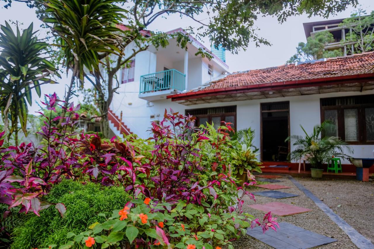 Bed and Breakfast Sajana Ocean Hill à Mirissa Extérieur photo